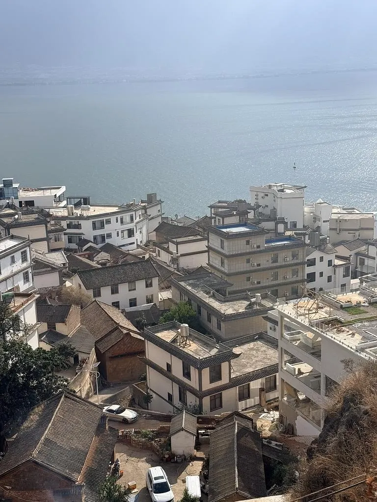 这个就是文笔村,图片看起来确实还不错,出门就是洱海。但感觉旅游配套做的不行。